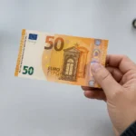 Billet de 50 euros sous examen